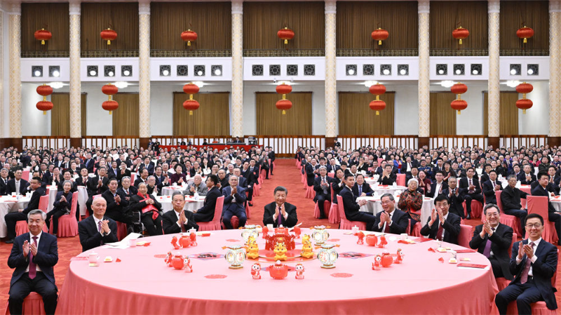 2月8日，中共中央、国务院在北京人民大会堂举行2024年春节团拜会。党和国家领导人习近平、李强、赵乐际、王沪宁、蔡奇、丁薛祥、李希、韩正等同首都各界人士齐聚一堂、共迎新春。新华社记者 申宏 摄