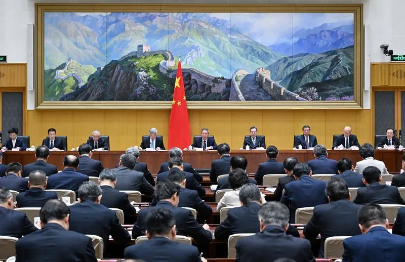 1月17日，国务院召开第三次廉政工作会议，中共中央政治局常委、国务院总理李强发表讲话。中共中央政治局常委、国务院副总理丁薛祥主持会议。中共中央政治局常委、中央纪委书记李希应邀出席会议。新华社记者 饶爱民 摄